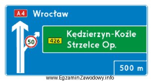 Oznaczenia na tablicy informacyjnej wskazują kierunek na autostradę i zjazd 