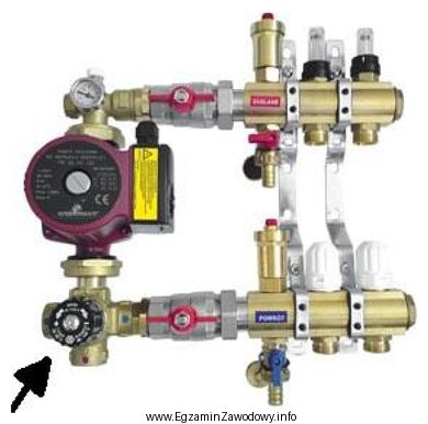 Jaki zawór wskazano strzałką na rysunku układu 