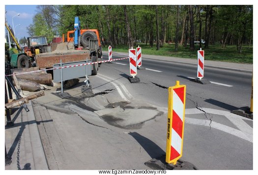 Które uszkodzenie nawierzchni asfaltowej przedstawiono na rysunku?