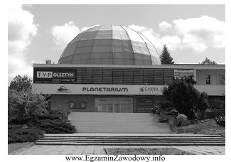 Na zdjęciu przedstawiono Planetarium w Olsztynie. Podobny budynek znajduje 