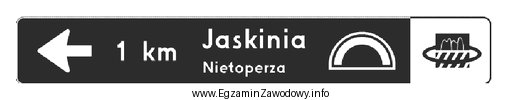 Turysta przebywający na wycieczce rowerowej zauważył przedstawioną tablicę. 